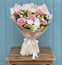 Букет цветов из:  Гвоздики, Орхидеи и Розы в хуторе Ленина