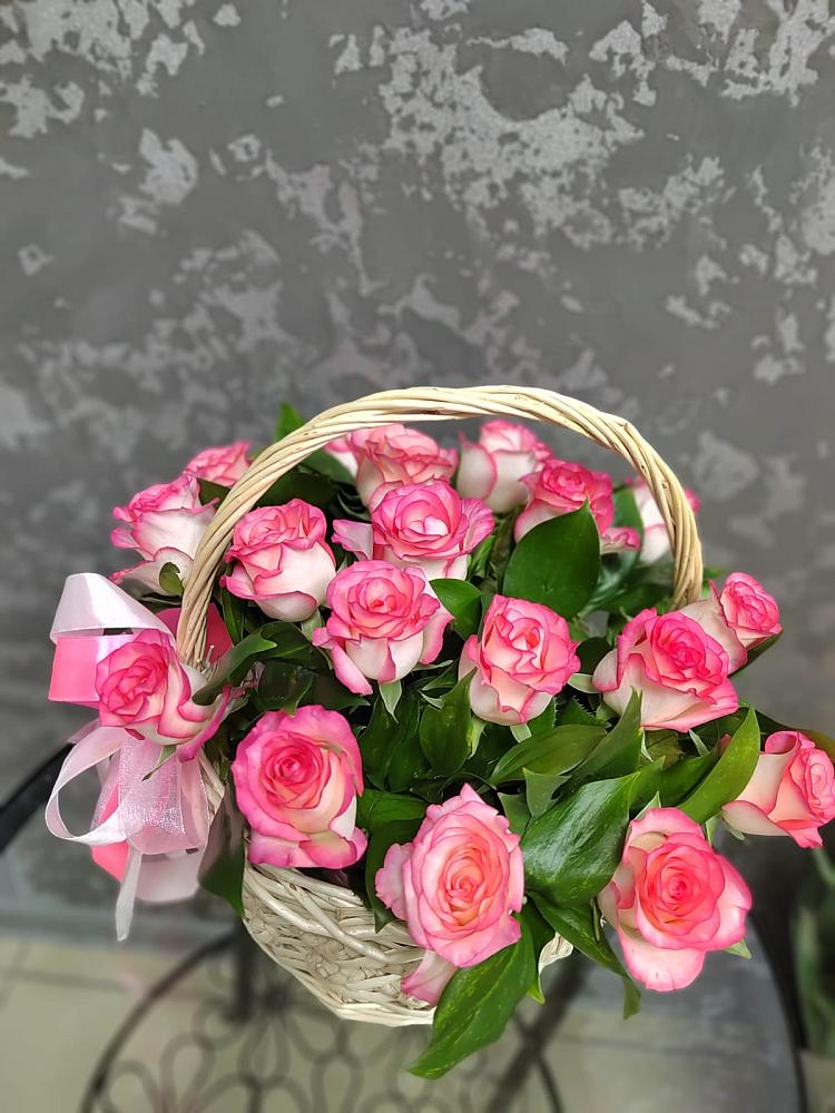 Цветочная композиция из Розы в корзине в хуторе Ленина