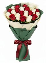 Букет Микс из красных и белых роз в хуторе Ленина