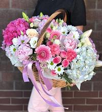 Композиция солнечный день в хуторе Ленина Цветочная композиция из Розы, Хризантемы, Пионы и Лизиантусы в корзине в хуторе Ленина