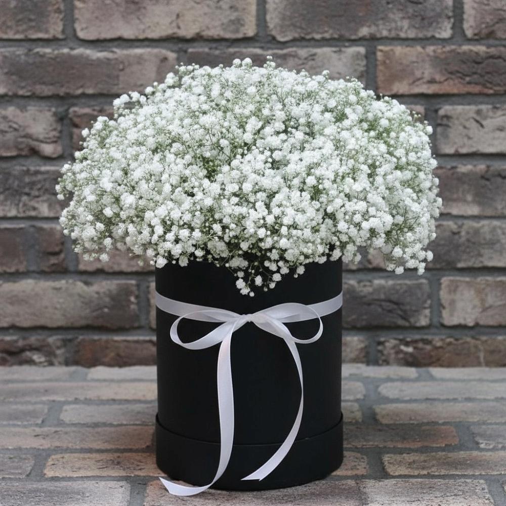 Цветочная композиция из Гипсофила в шляпной коробке в хуторе Ленина