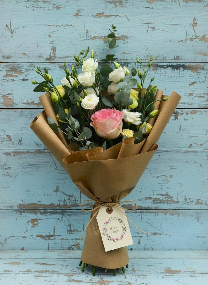 Букет цветов из: Розы и Лизиантусы в хуторе Ленина