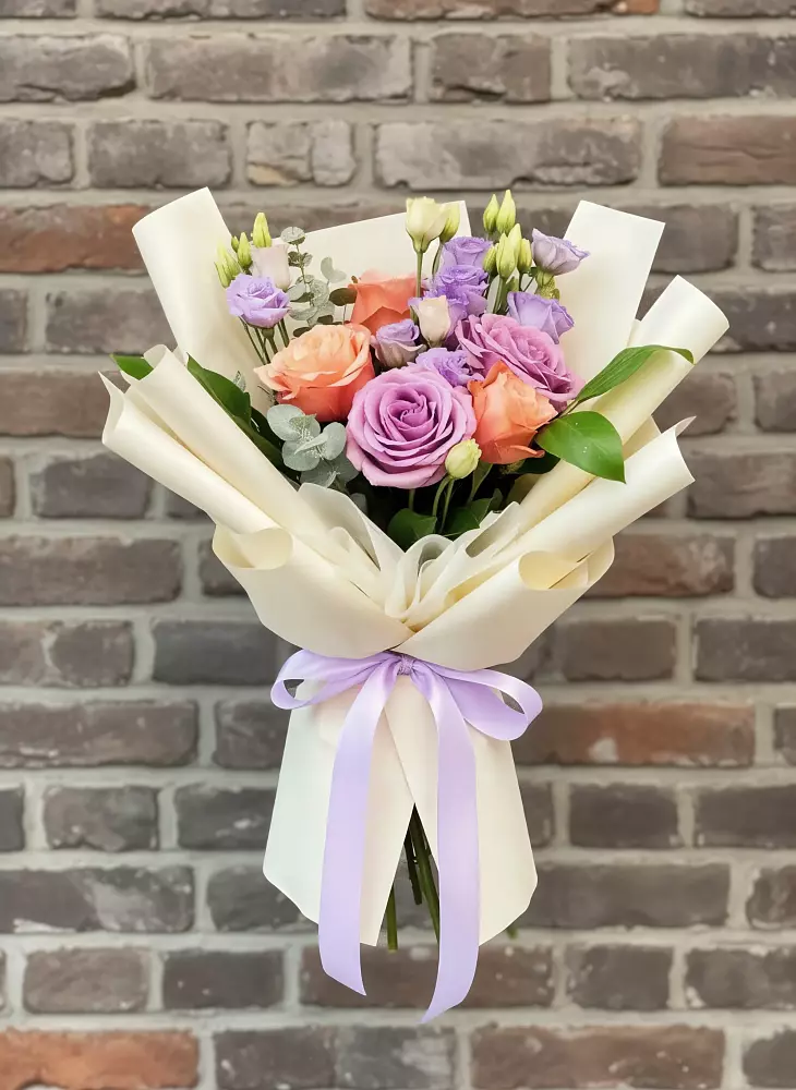 Букет цветов из: Лизиантусы и Розы в хуторе Ленина