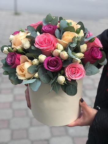 Цветочная композиция из Розы в шляпной коробке в хуторе Ленина