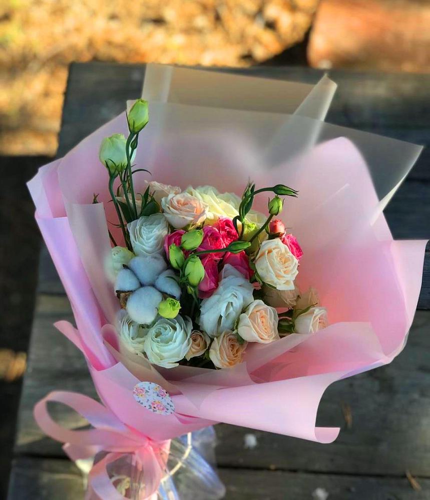 Букет цветов из: Розы и Лизиантусы в хуторе Ленина