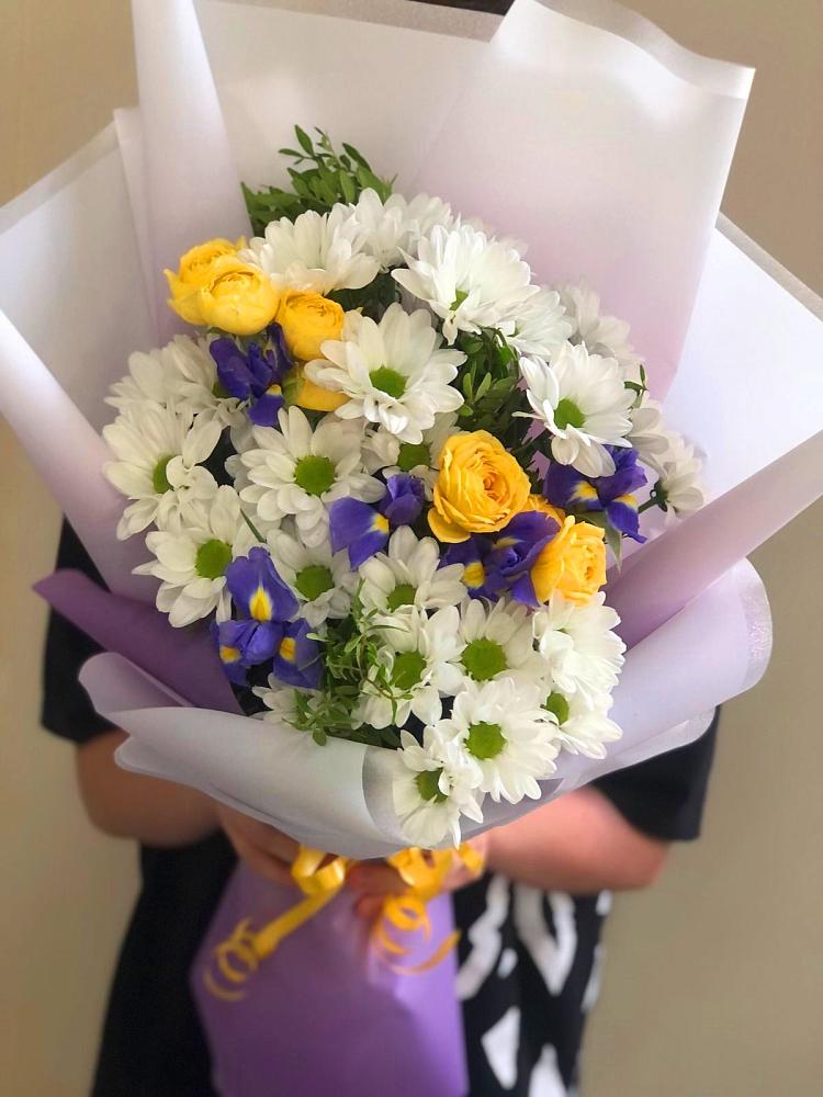 Букет цветов из: Ирисы, Хризантемы и Розы в хуторе Ленина