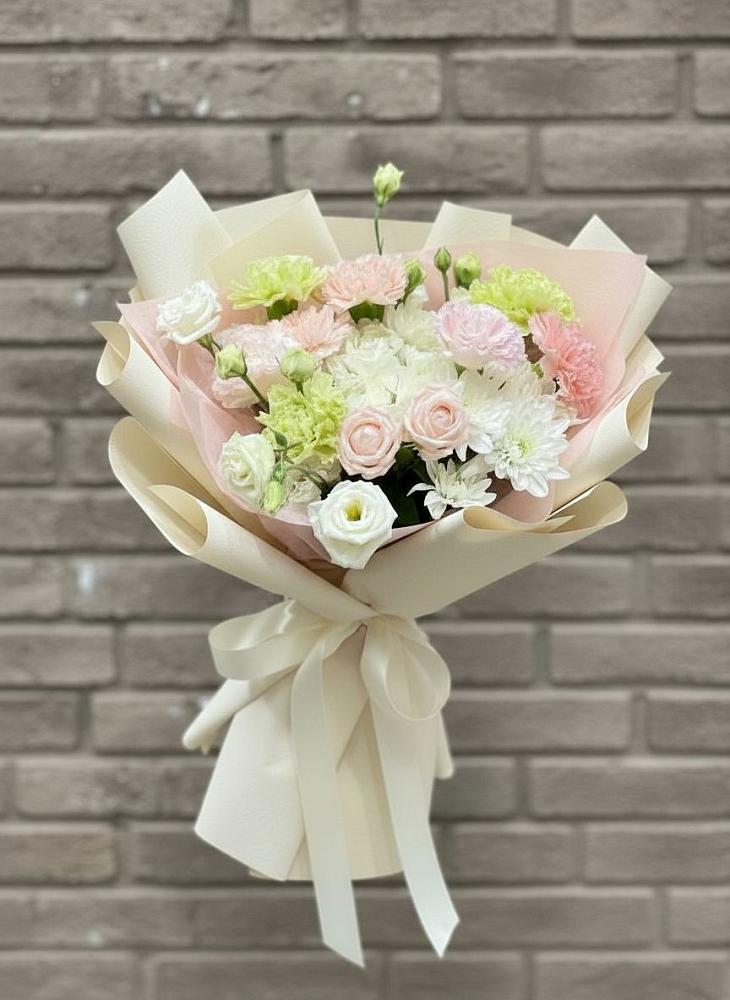 Букет цветов из: Гвоздики, Розы, Лизиантусы и Хризантемы в хуторе Ленина