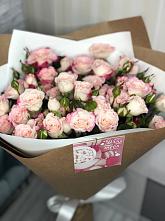 Букет цветов из:  Розы в хуторе Ленина