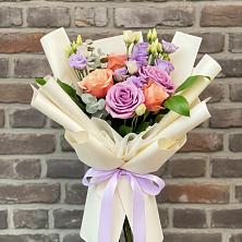 Букет цветов из:  Лизиантусы и Розы в хуторе Ленина