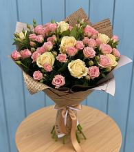 Букет цветов из:  Розы в хуторе Ленина
