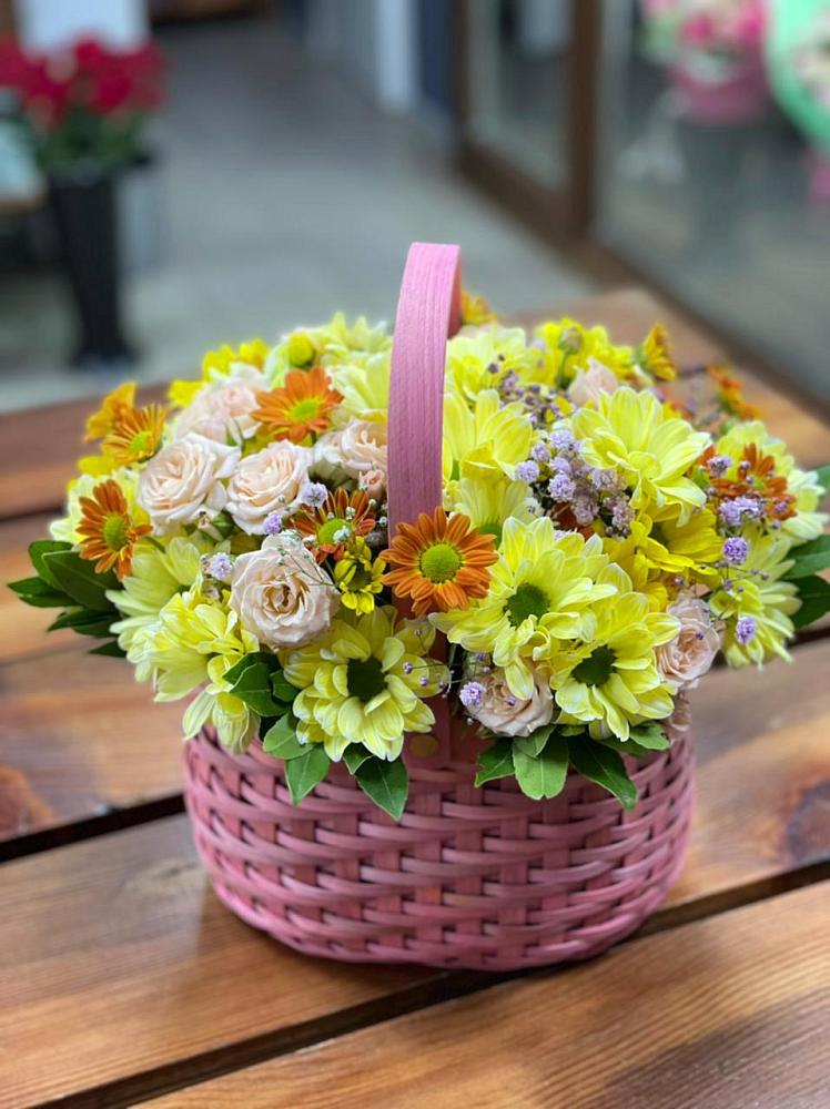 Цветочная композиция из Хризантемы и Розы в корзине в хуторе Ленина
