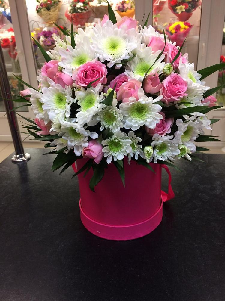 Цветочная композиция из Розы и Хризантемы в шляпной коробке в хуторе Ленина