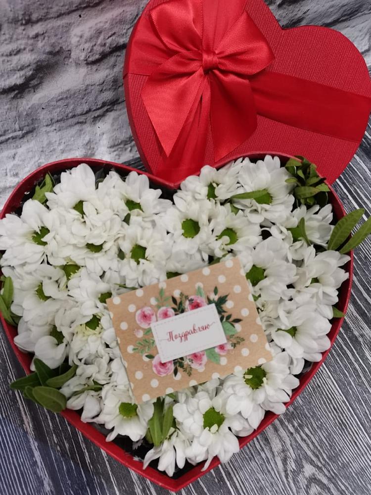 Цветочная композиция из Хризантемы в виде сердца в хуторе Ленина