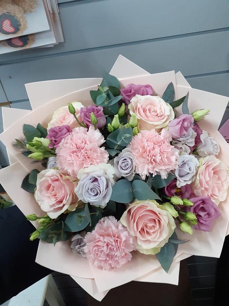 Букет цветов из: Розы, Гвоздики и Лизиантусы в хуторе Ленина