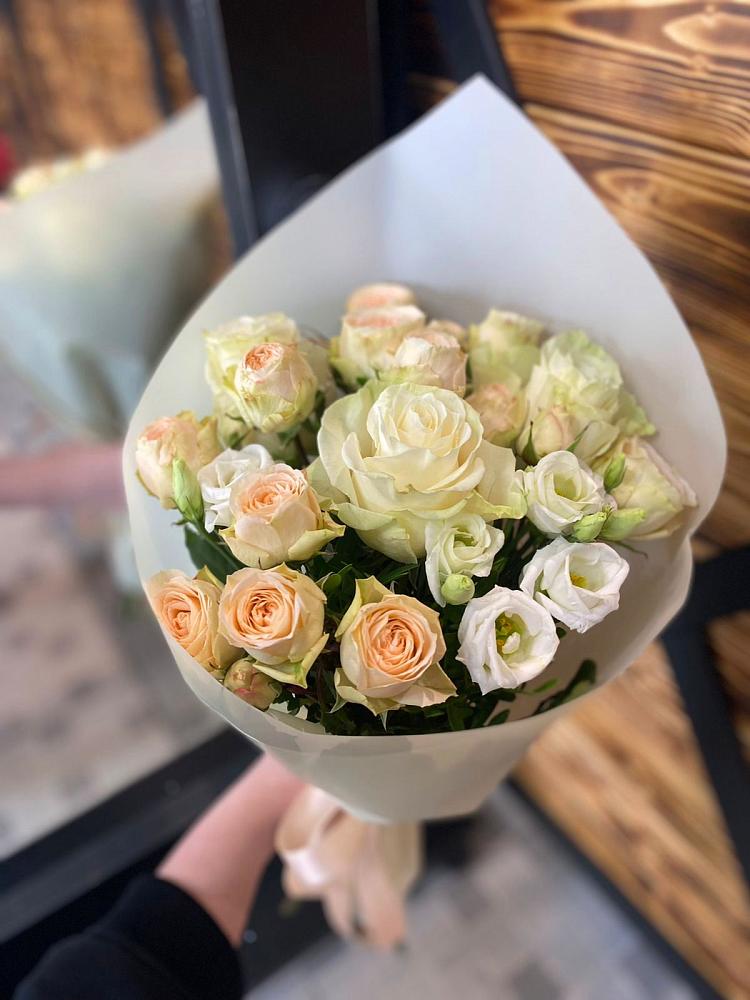 Букет цветов из: Розы и Лизиантусы в хуторе Ленина